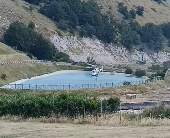 elicottero incendio acqua pintura bolognola