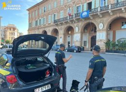 Minorenne trovato con l’hashish,  nei guai lui e il pusher: denunciati