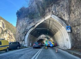 Del caldo e dei lavori in superstrada:  l’incongruenza di aprire cantieri d’estate.  A Pioraco 3 anni per sistemare pochi metri