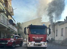Ha un diverbio con la fidanzata,  prova a dar fuoco alla casa