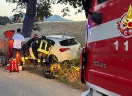 Auto contro un albero,  soccorso il conducente