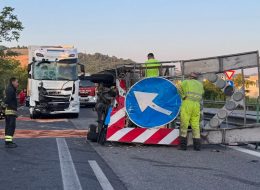Tir centra il mezzo  che segnala il taglio erba