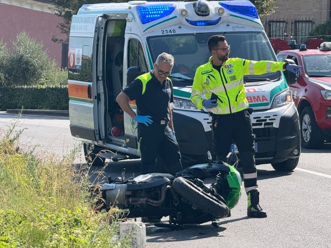 incidente-vigili-del-fuoco-ambulanza-croce-verde-montecosaro-5-650x488