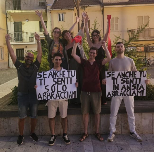 malamente-flashmob-degli-abbracci-1-e1784198412826-650x642