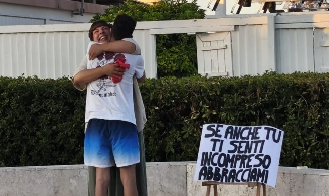 malamente-flashmob-degli-abbracci-6-e1784200255631-650x387