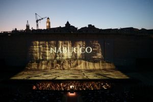 Pietra, acqua e la Porta di Babilonia:  il “Nabucco dei popoli”  conquista lo Sferisterio  (Foto) 