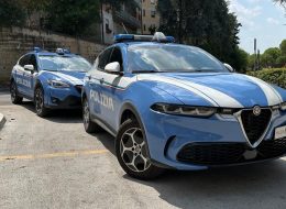 Aggredisce la madre in strada, poi con l’auto blocca una volante  e si scaglia contro due poliziotti