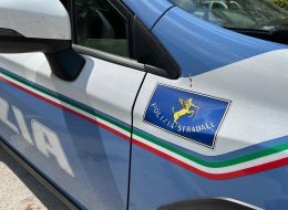 Pezzo di lamiera in superstrada:  auto ci va a sbattere