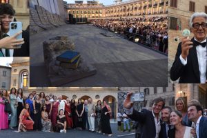 Il fascino della “prima”  (Foto-Video)   I turisti incoronano lo Sferisterio  e c’è chi dice «Meglio di Verona»