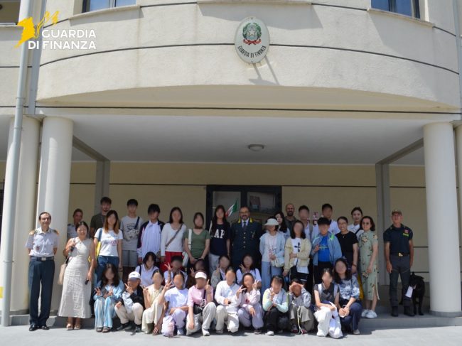 studenti-cinesi-in-visita-alla-guardia-di-finanza-3-650x487