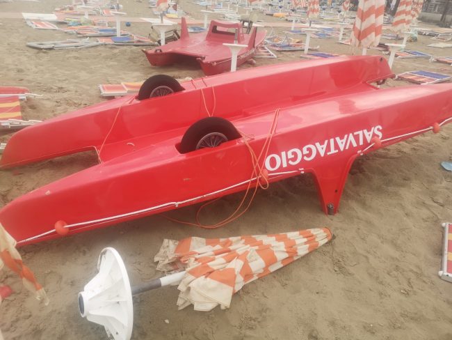 tempesta-civitanova-maltempo-spiaggia-1-650x488