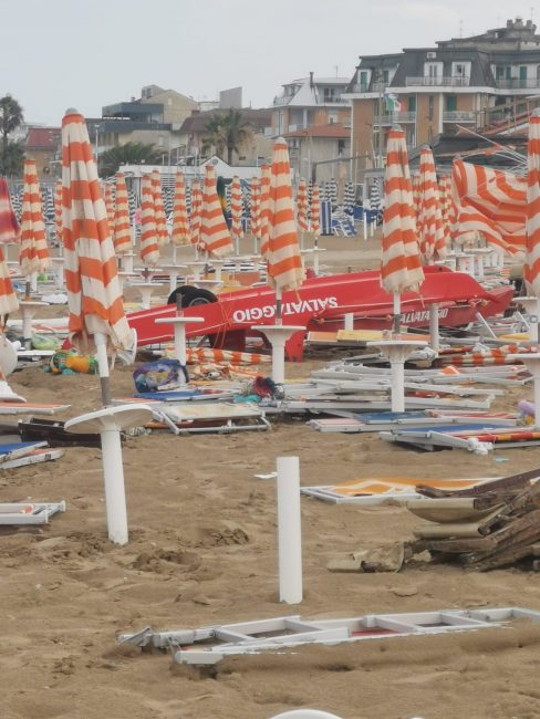 tempesta-civitanova-maltempo-spiaggia-2-488x650