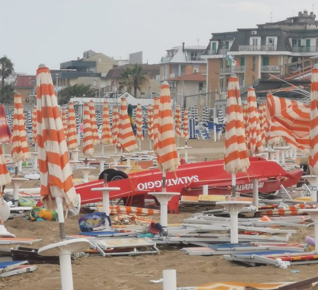 tempesta civitanova maltempo spiaggia (2)