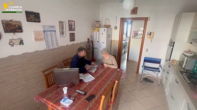 truffa-porta-a-porta-guardia-finanza-anziane-estorsione-finti-venditori-2-650x363
