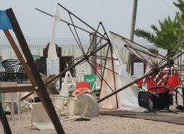 Il vento semina danni:  cadono transenne nei cantieri,  gazebo e sdraio rovesciati (Foto)