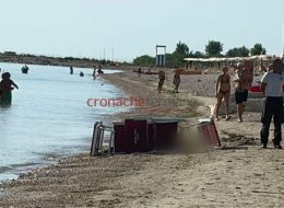 Malore in spiaggia,  donna si accascia e muore