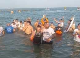 Venticinque chilometri a nuoto senza mani, l’impresa di Andrea Lanari  da Ancona a Porto Recanati