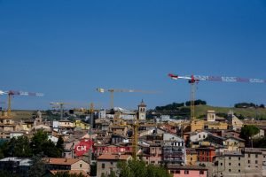 Tolentino, la città delle gru:  in corso quasi 500 cantieri.  Ricostruzione oltre il 65% (Foto/Video)