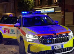 Bambino gioca e va sulla strada,  investito da un’auto
