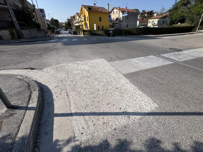 asfalto dissestato - via friuli - civitanova