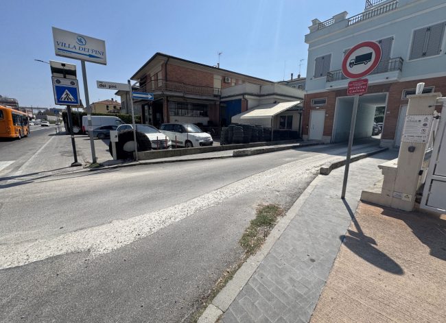 asfalto dissestato - viale dei pini - civitanova