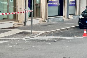 Cadono calcinacci in centro:  sos in corso Garibaldi