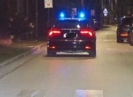 «Vi accoltello, non mi toccate»  La 28enne dà in escandescenze:  denunciata dai carabinieri