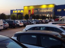 Scambiano le etichette all’Ikea  per pagare meno letti e specchio:  scoperto il bluff di una coppia