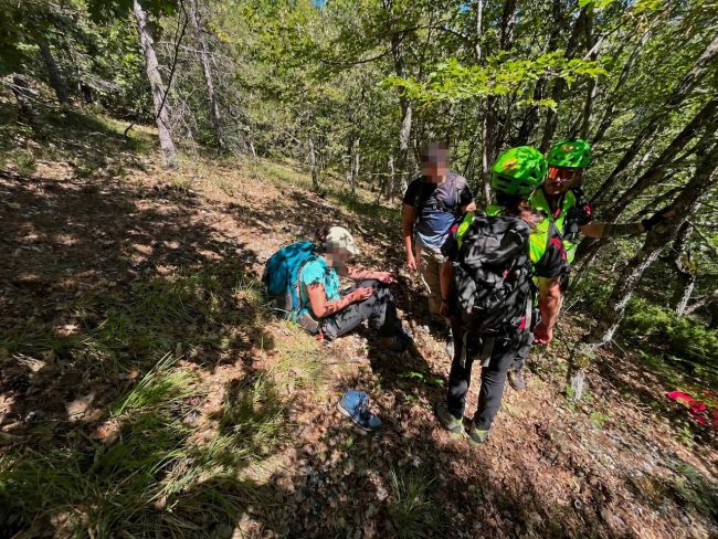 escursionista-soccorsa-in-montagna