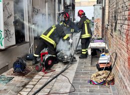 Rompono una vetrina  e appiccano incendio in un negozio