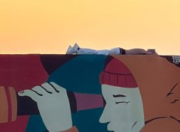Soccorsi ragazzi ubriachi.  Botte tra due amici davanti a un locale.  Si dorme pure sopra i murales