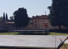 «Palco vicino al cimitero,  una scelta infelice»