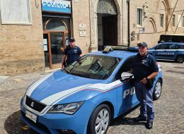 Prende il vino dagli scaffali,  minaccia il responsabile con una bottiglia  e scappa: fermato dalla polizia