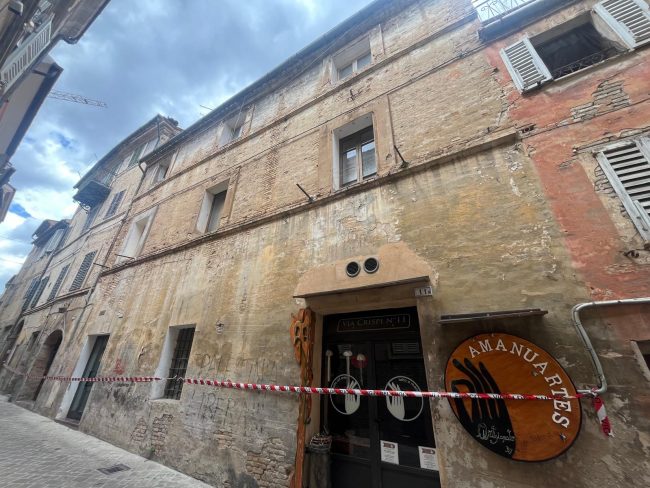 tetto-crollato-via-crispi-3-650x488
