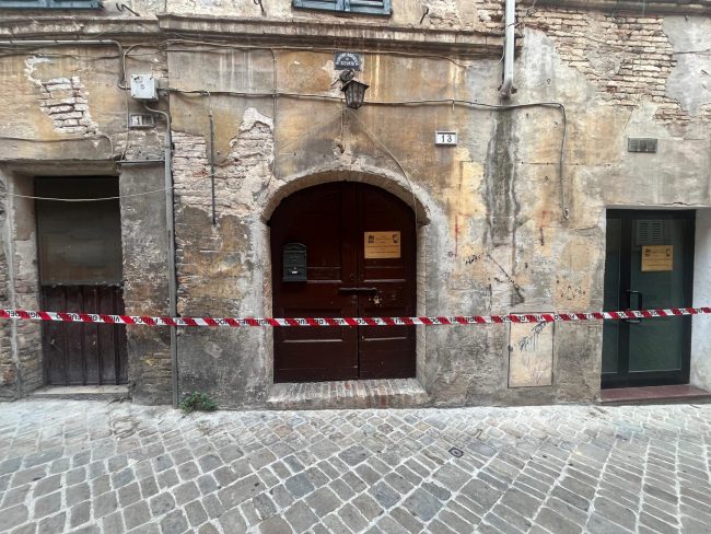 tetto crollato via crispi