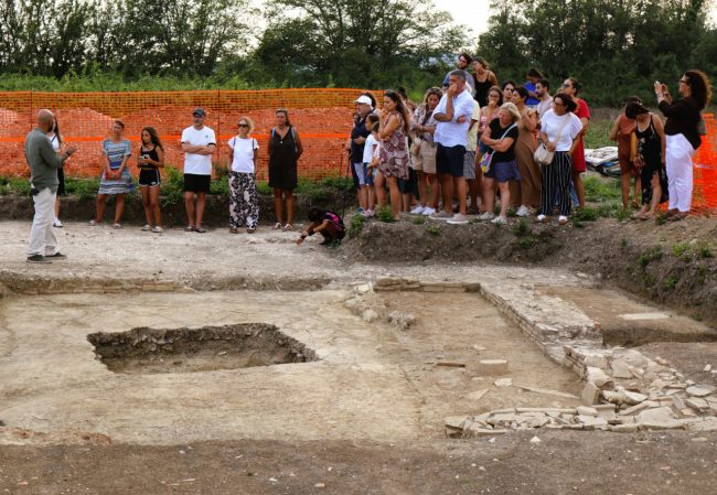 visitatori-area-archeologica-potentia-4-650x449