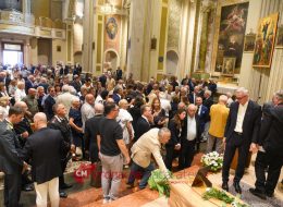 In centinaia per l’addio ad Andrea Angeli,  anche Boldrini e l’amico Toni Capuozzo  «La pace un modo di abitare il mondo»