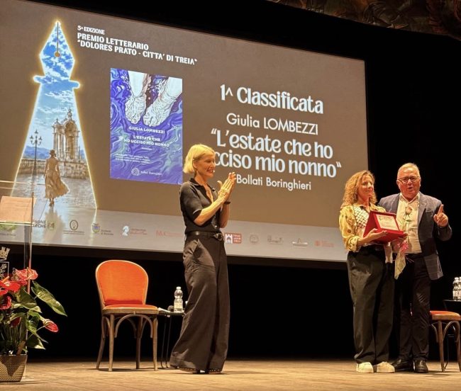 Gaia-De-Laurentis-e-Franco-Capponi-premiano-Giulia-Lombezzi-premio-dolores-prato-treia