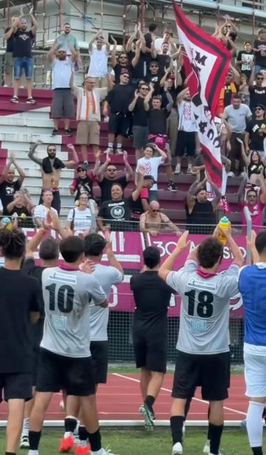 Il Tolentino festeggia con i tifosi il successo sull'Osimana