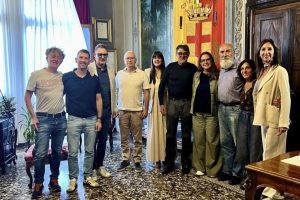 In vacanza vede il cartello “Schio”,  il sindaco va in Comune a ringraziare:  «Ci hanno aiutato dopo il sisma»
