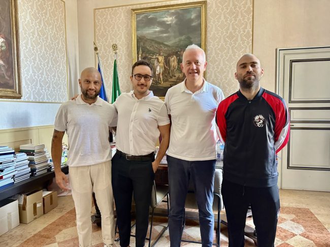 Nella-foto-da-sx-Marco-Diamanti-presidente-Iron-Dojo-asd-Cesare-Treccioni-atleta-e-campione-regionale-fpi-gym-boxe-Sindaco-Diamanti-Giacomo-vice-presidente-Iron-Dojo-asd
