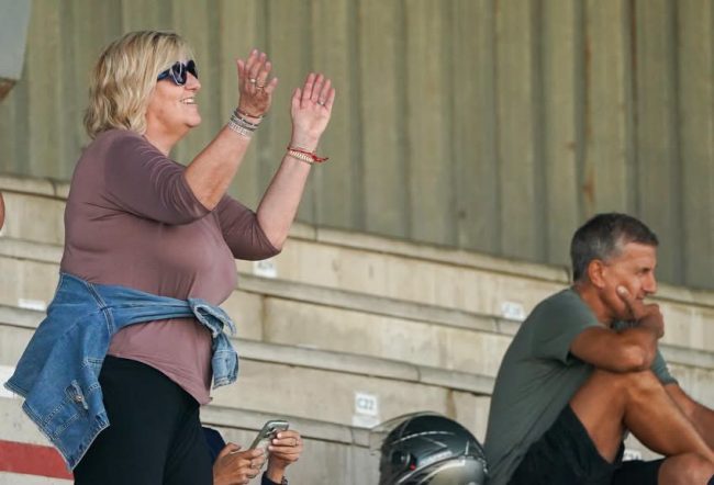 Sabrina Orlandi, presidente del Matelica, festeggia la vittoria sugli spalti del Carotti