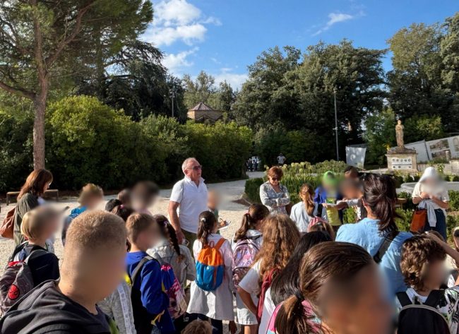 Sindaco-Capponi-a-Villa-Spada-con-alunni-primaria