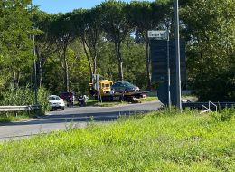 Auto senza freni  si schianta sulla rotatoria:  resta in bilico sul vuoto
