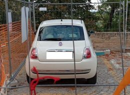 «Mancanza di parcheggi in centro  e la consigliera posteggia nel cantiere»