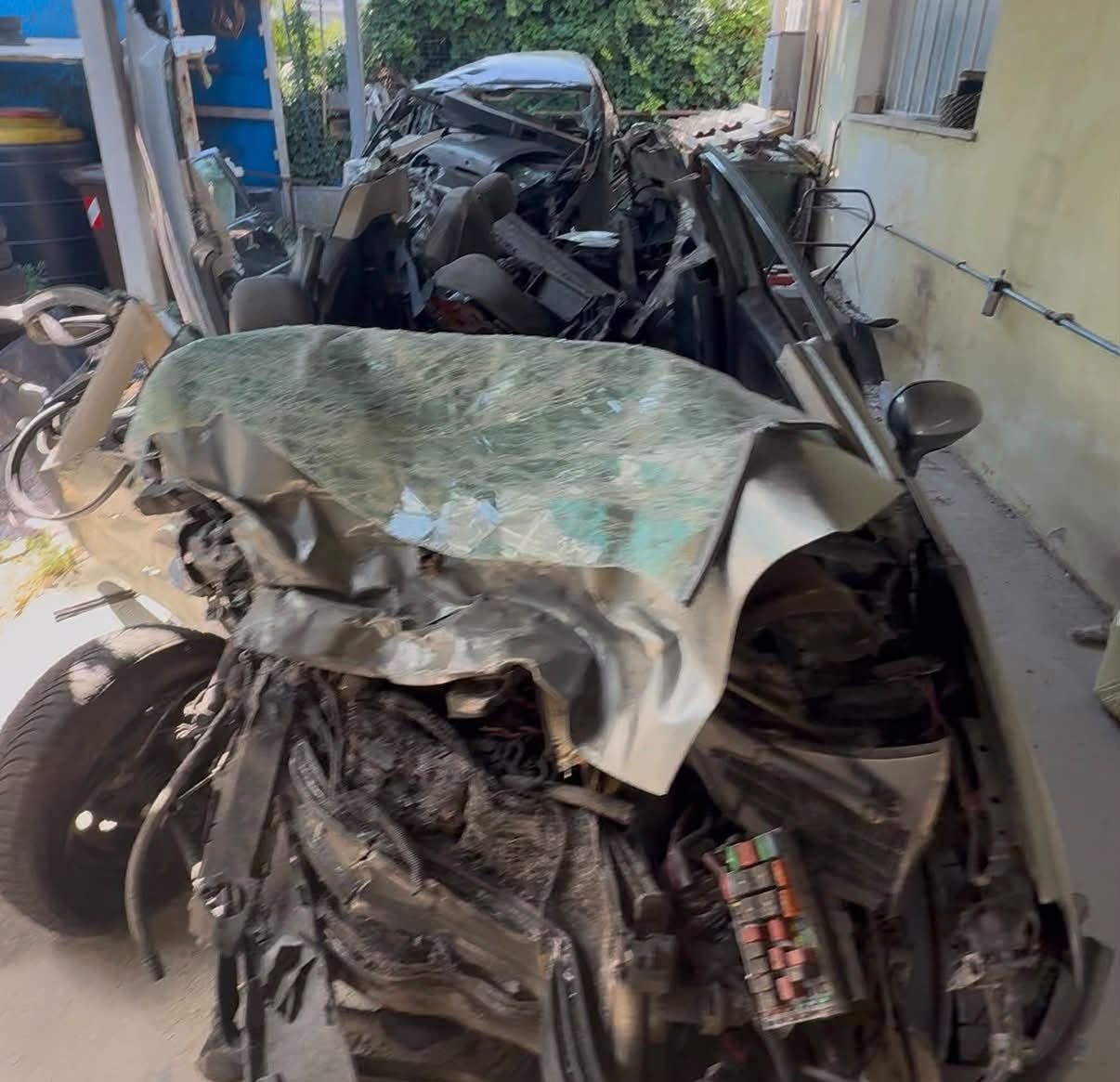 Auto distrutta strage superstrada
