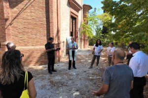 Il vescovo benedice l’inizio dei lavori  alla chiesa del Santissimo Redentore