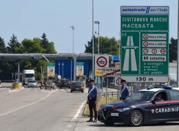 «C’è stata una rapina,  dobbiamo controllare l’oro»  La coppia smascherata e arrestata
