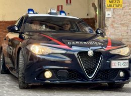 Vede movimenti sospetti  e chiama i carabinieri:  giovane ubriaco in strada