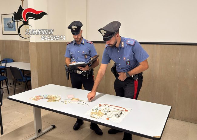 carabinieri-truffa-soldi-gioielli-3-650x461